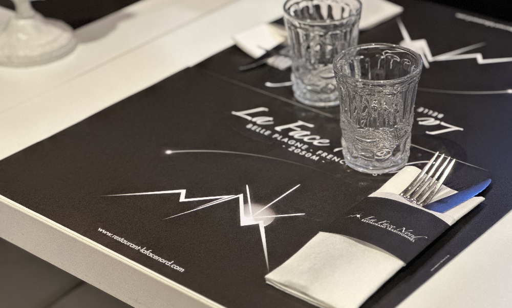 Une table élégante avec les serviettes avec bague logotée / Restaurant